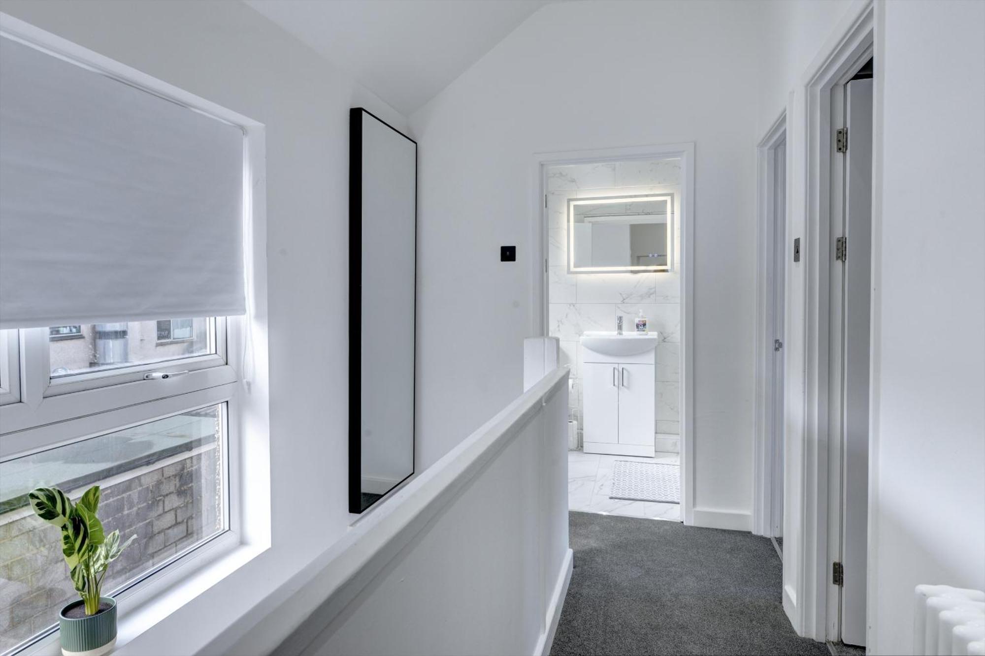 4 Bedrooms Homely House With Garden- Sleeps 9 Comfortably With 6 Comfortable Beds, Free Street Parking, Business Travellers, Contractors, & Holiday-Goers, Coventry, Near All Major Transport Links In Coventry And Motorway Exterior foto