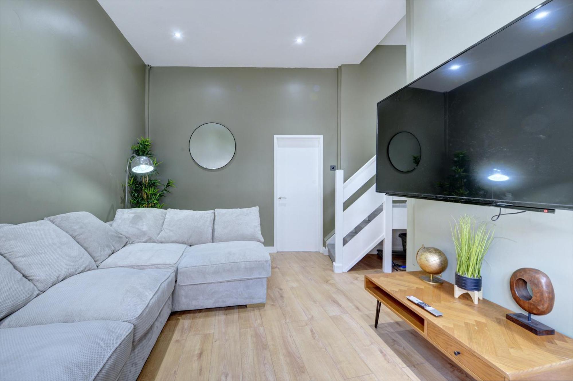 4 Bedrooms Homely House With Garden- Sleeps 9 Comfortably With 6 Comfortable Beds, Free Street Parking, Business Travellers, Contractors, & Holiday-Goers, Coventry, Near All Major Transport Links In Coventry And Motorway Exterior foto